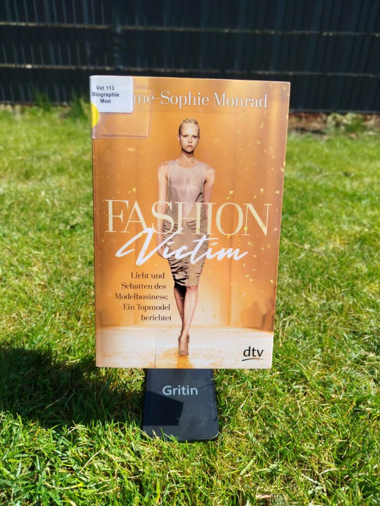 Fashion Victim - Das Buch auf dem Rasen bei strahlendem Sonnenschein